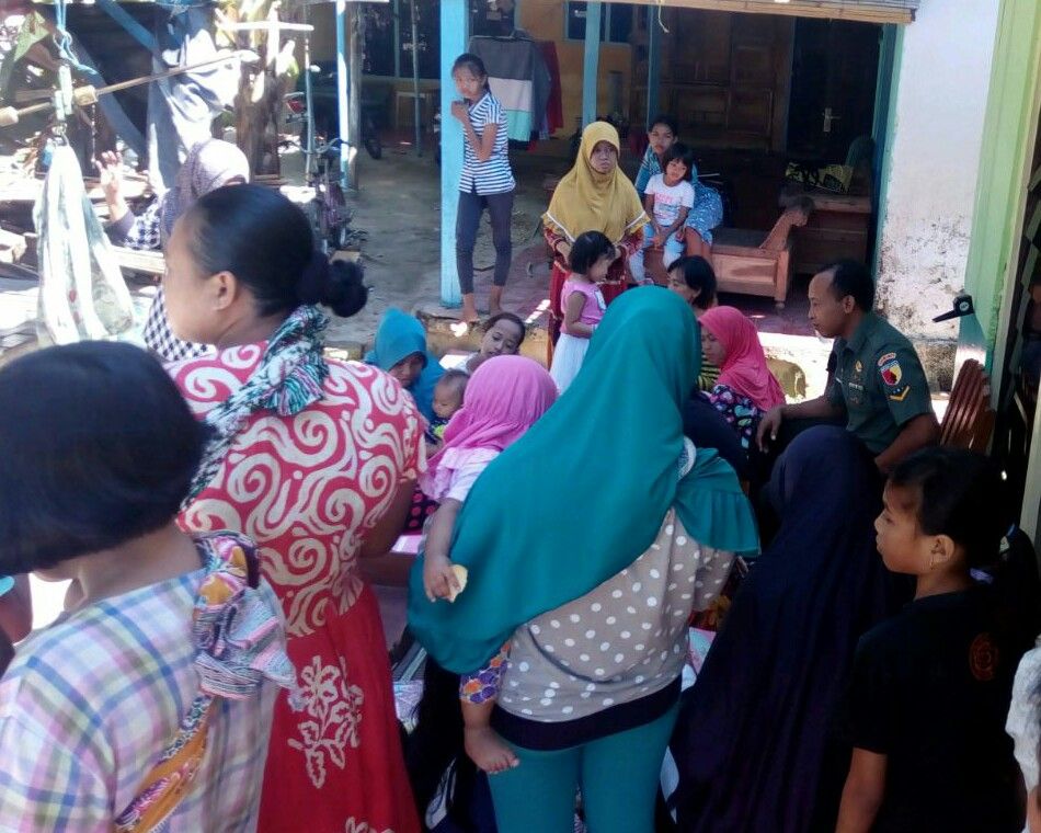 BABINSA KEBUN DADAP TIMUR KUNJUNGI POSYANDU DI WILAYAH BINAAN