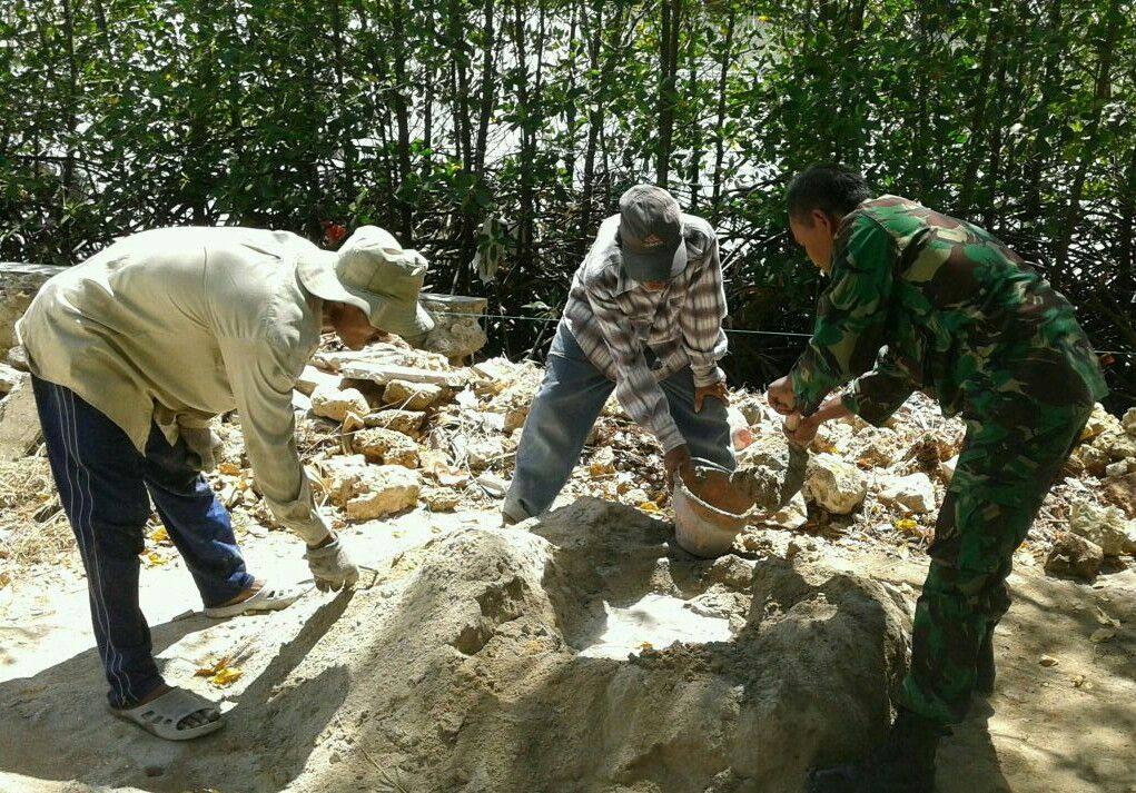 Bersama Warga, Koramil Giligenting Bangun Plengsengan Pantai
