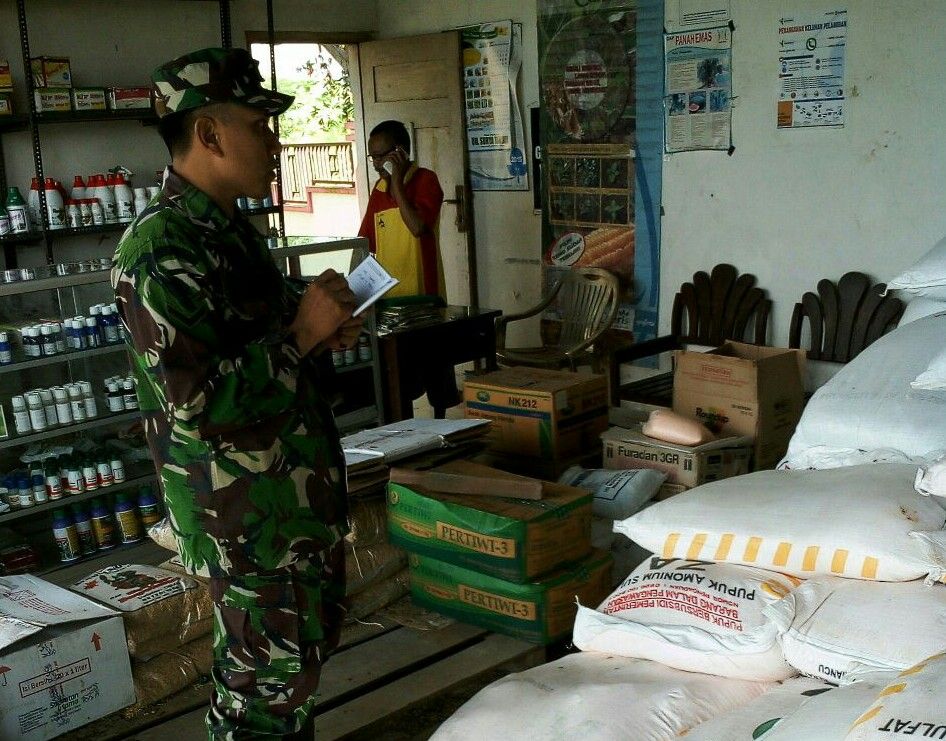 Koramil Ganding “Sidak” Kios Pupuk Bersubsidi