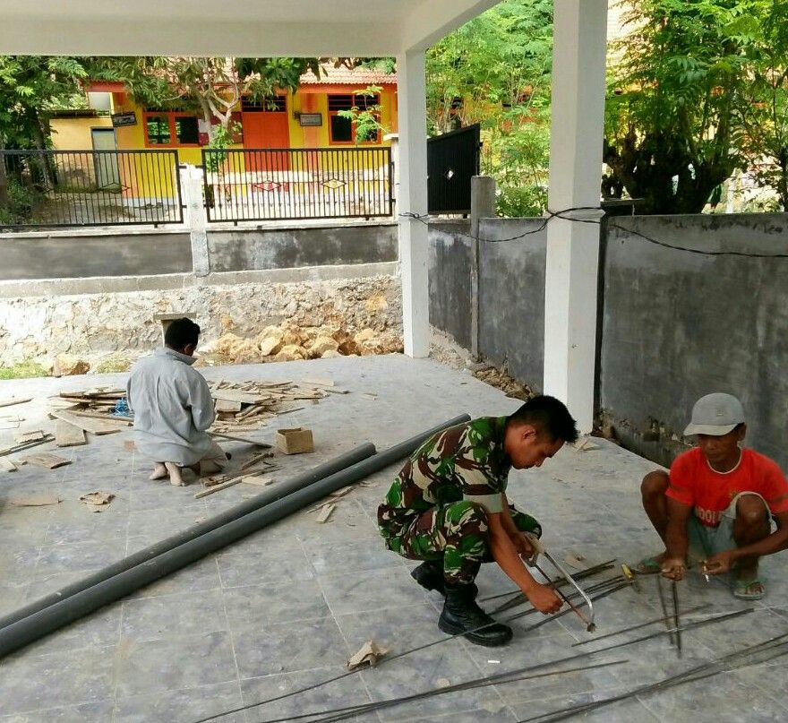 Koramil 0827/05 Lenteng Ikut Peduli Bantu Perbaikan Balai Desa