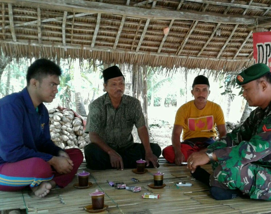 Babinsa Dungkek Gelar Komsos di Wilayah Binaan