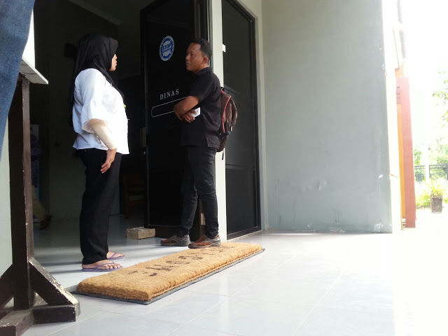 Memalukan, Pegawai Dinas Peternakan Sumenep ‘Ngantor’ Pakai Sandal Jepit