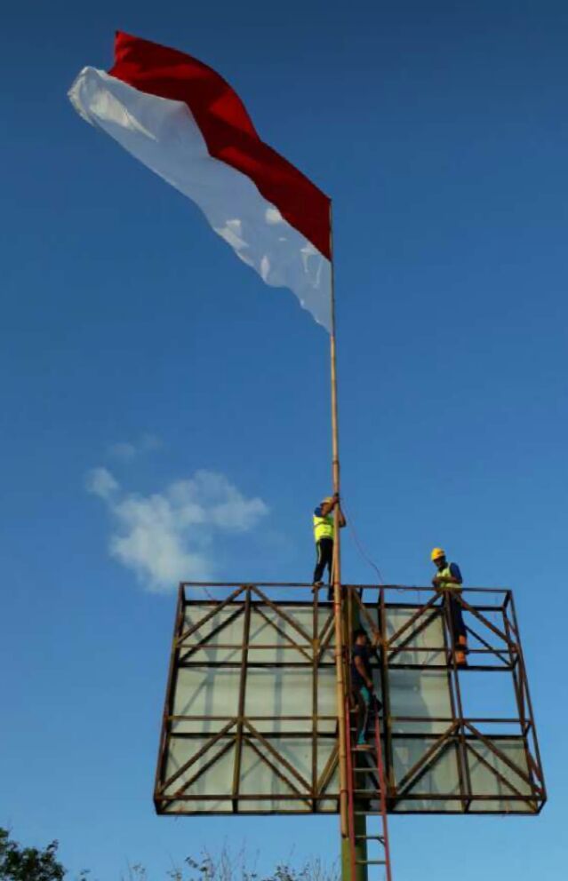 Pengibaran Bendera Raksasa Di Sapudi