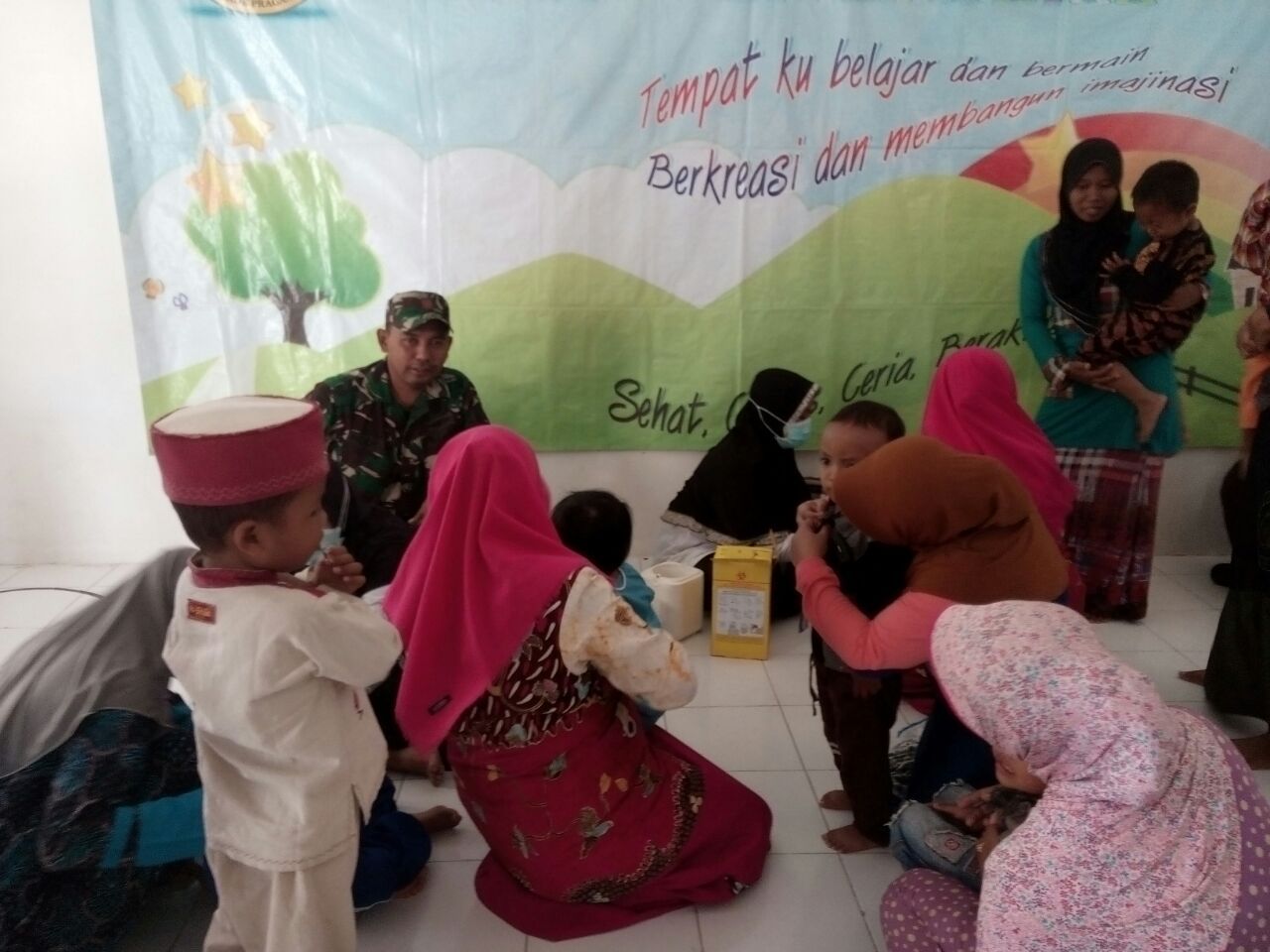 Babinsa Pakamban Laok Dampingi Petugas Imunisasi Campak MR Untuk Anak PAUD