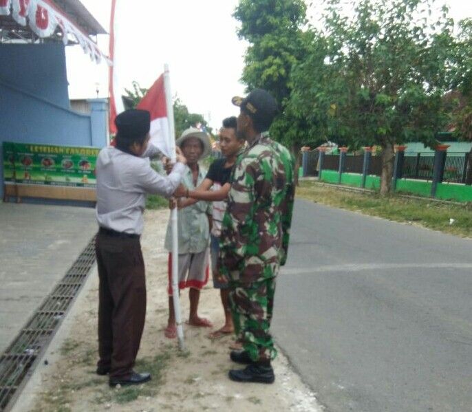 Babinsa Koramil 0827/07 Guluk-Guluk Sosialisasi Pengibaran Bendera Babinsa Koramil 0827/07 Guluk-Guluk Sosialisasi Pengibaran Bendera