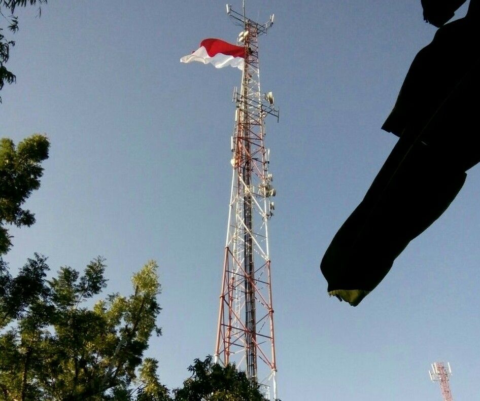 Bendera Merah Putih Raksasa Berkibar Dilangit Bluto Sumenep