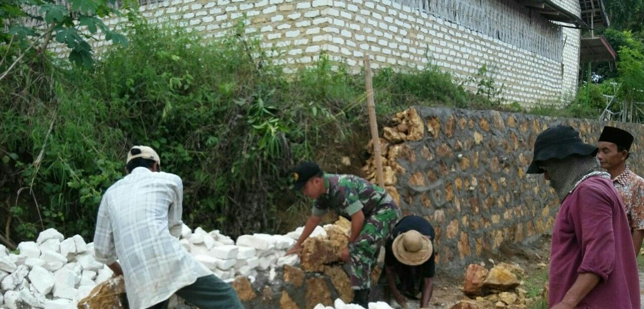 Antisipasi Longsor, Babinsa Bangun Tembok Penahan Tebing