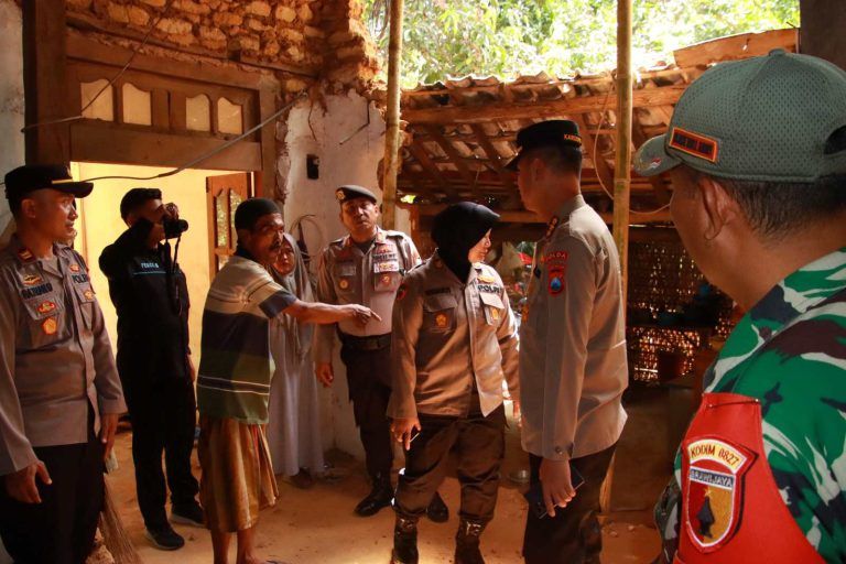 Peduli Korban Gempa Sumenep, Karo Ops Polda Jatim Kunjungi Langsung Rumah Warga Terdampak di Batang-Batang
