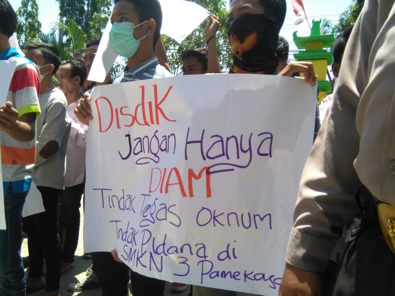 Diduga Mian Mata, Disdik Pamekasan Didemo