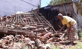Rumah Ambruk,Sepasang Lansia Pamekasan Mengungsi