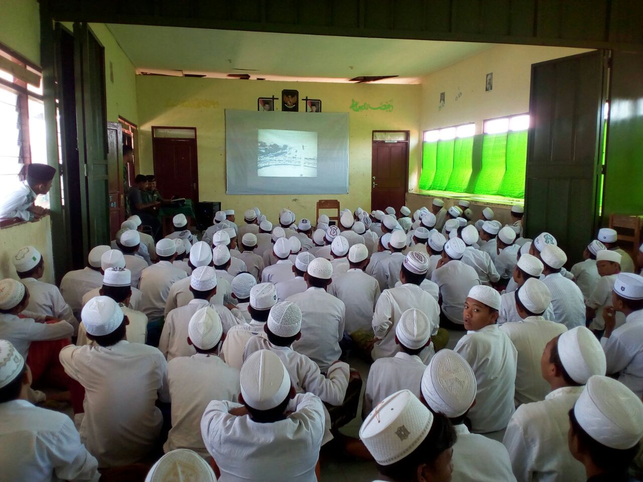 Kodim 0827 Sumenep  Sosialisasi Bahaya PKI Melalui Pemutaran Film G 30 S/PKI