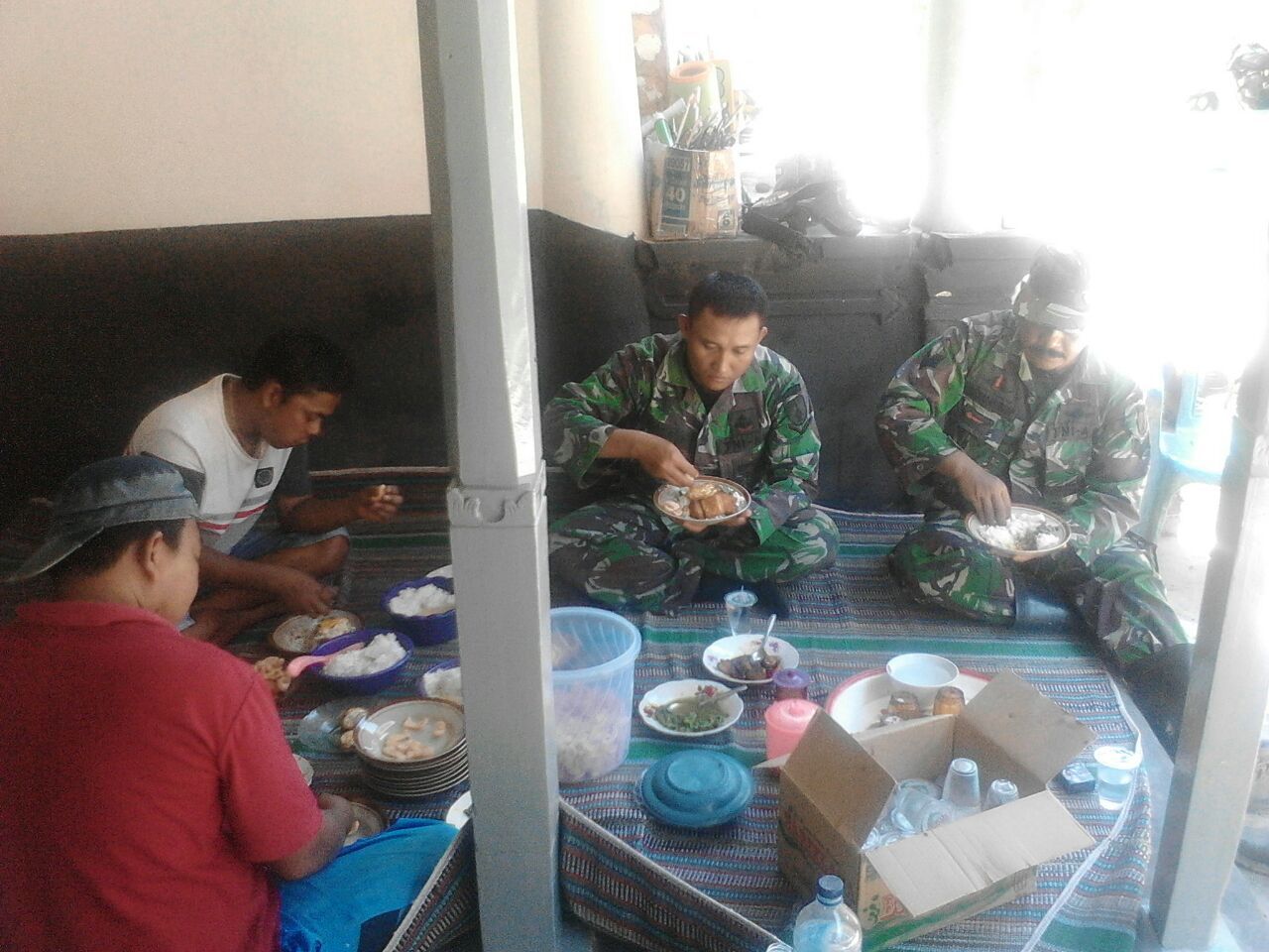 Serunya Makan Bersama Satgas TMMD Tarogan