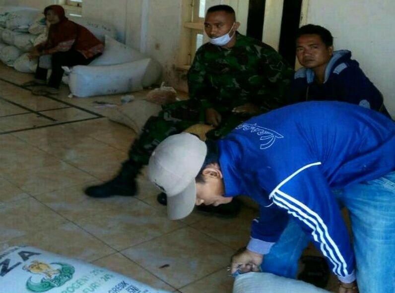 Babinsa Pancor Koramil 0827/20 Sapudi Awasi Pendistribusian Pupuk Bersubsidi