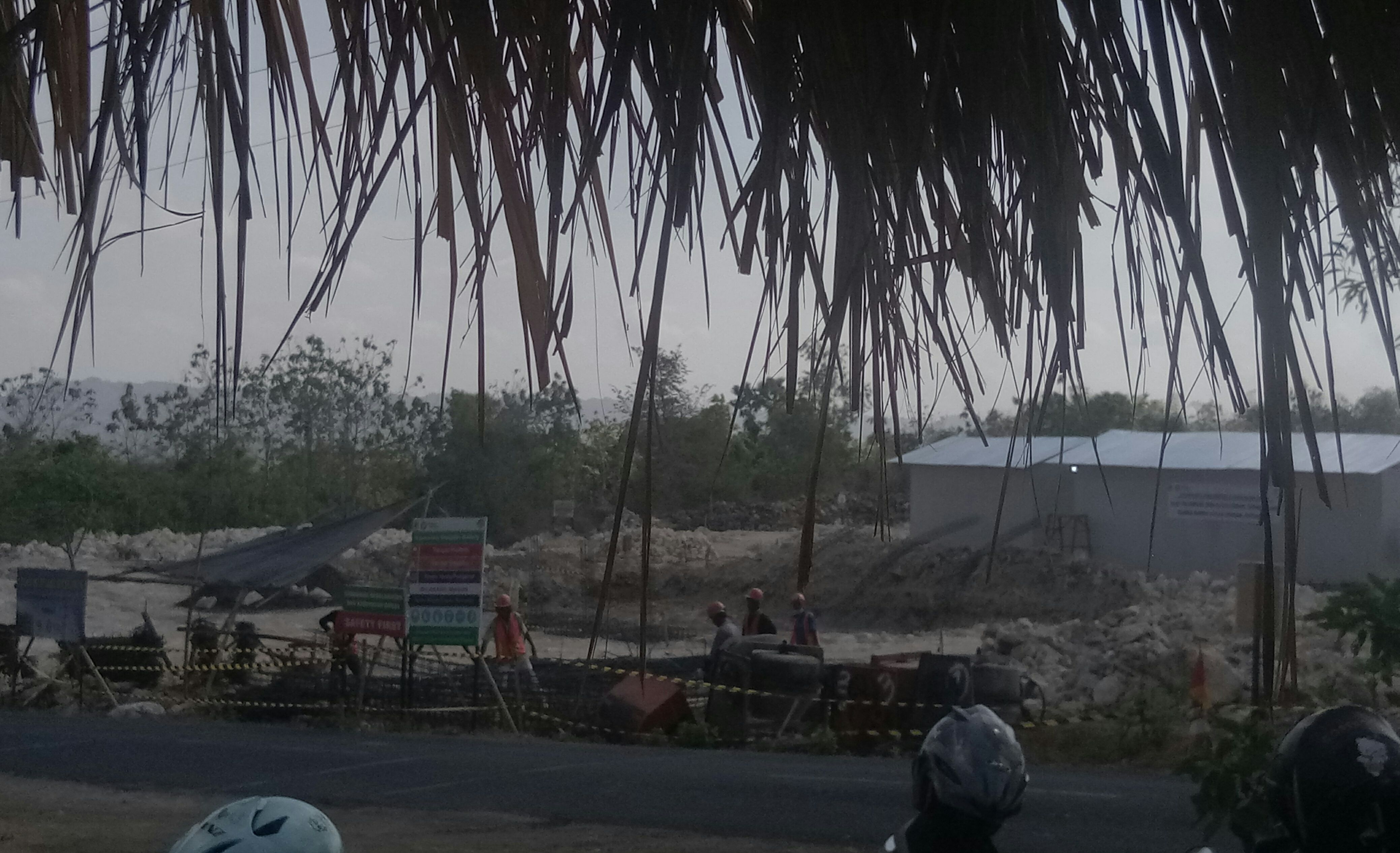 Hati-hati Melintas Dikawasan Desa Bataal Barat Hati-hati Melintas Dikawasan Desa Bataal Barat