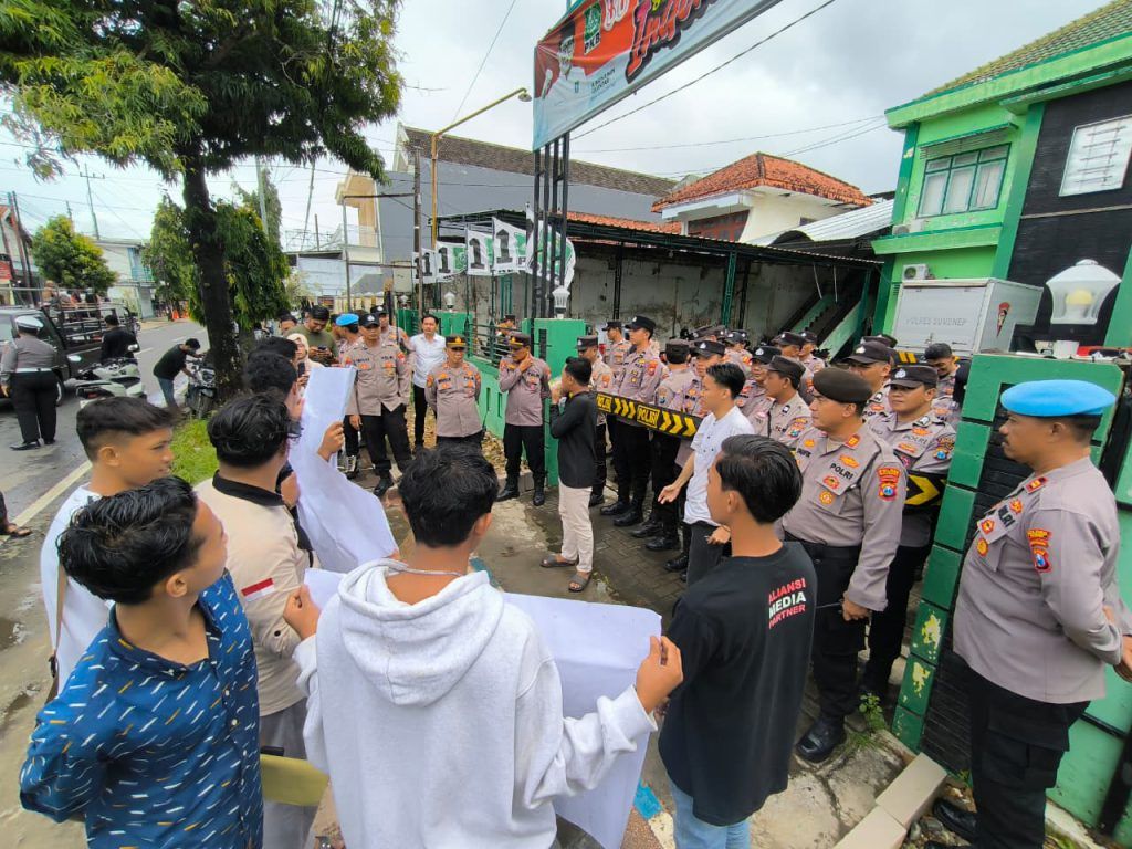 AMS “Kepung” Markas PKB dan Golkar: Rakyat Sumenep Tolak Mandatnya Dirampas!