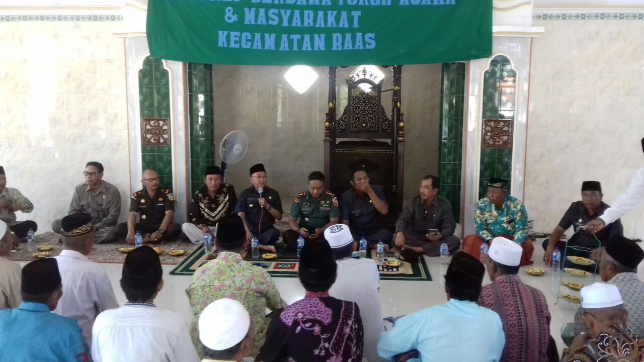 Bupati Sumenep Shalat Dhuhur di  Masjid  Raudhatul Ubudiyah Brakas