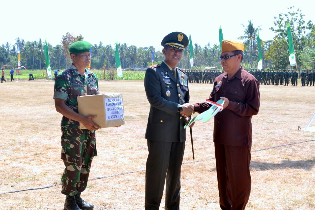 HUT TNI Ke 72 , Veteran Ini Dapat Tali Asih Dari Pangdam ‎