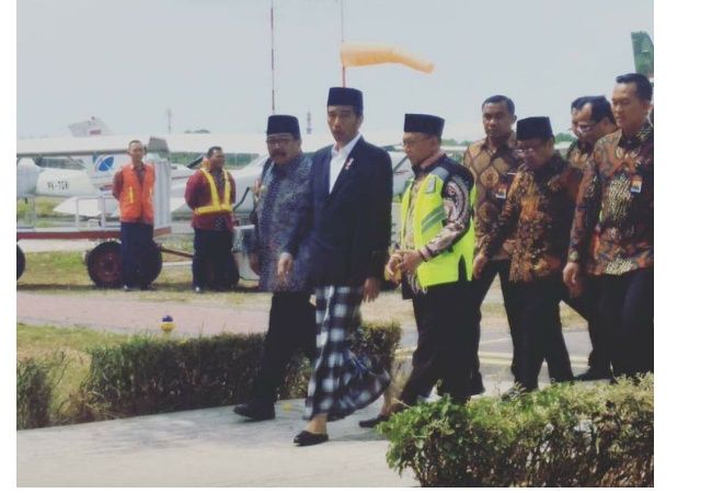Keren, Dibandara Sumenep Jokowi Kenakan Sarung
