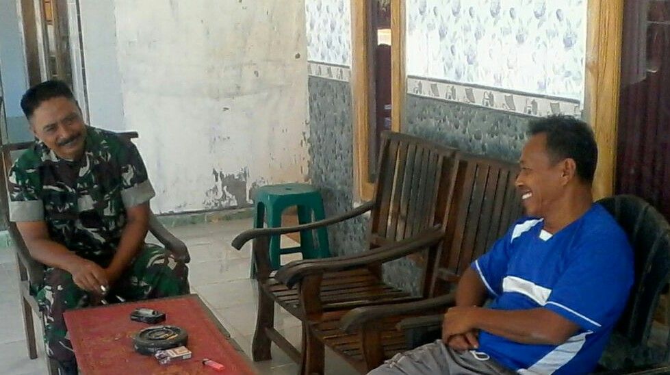Babinsa Karang Cempaka Koramil 0827/04 Bluto Giat Komsos‎