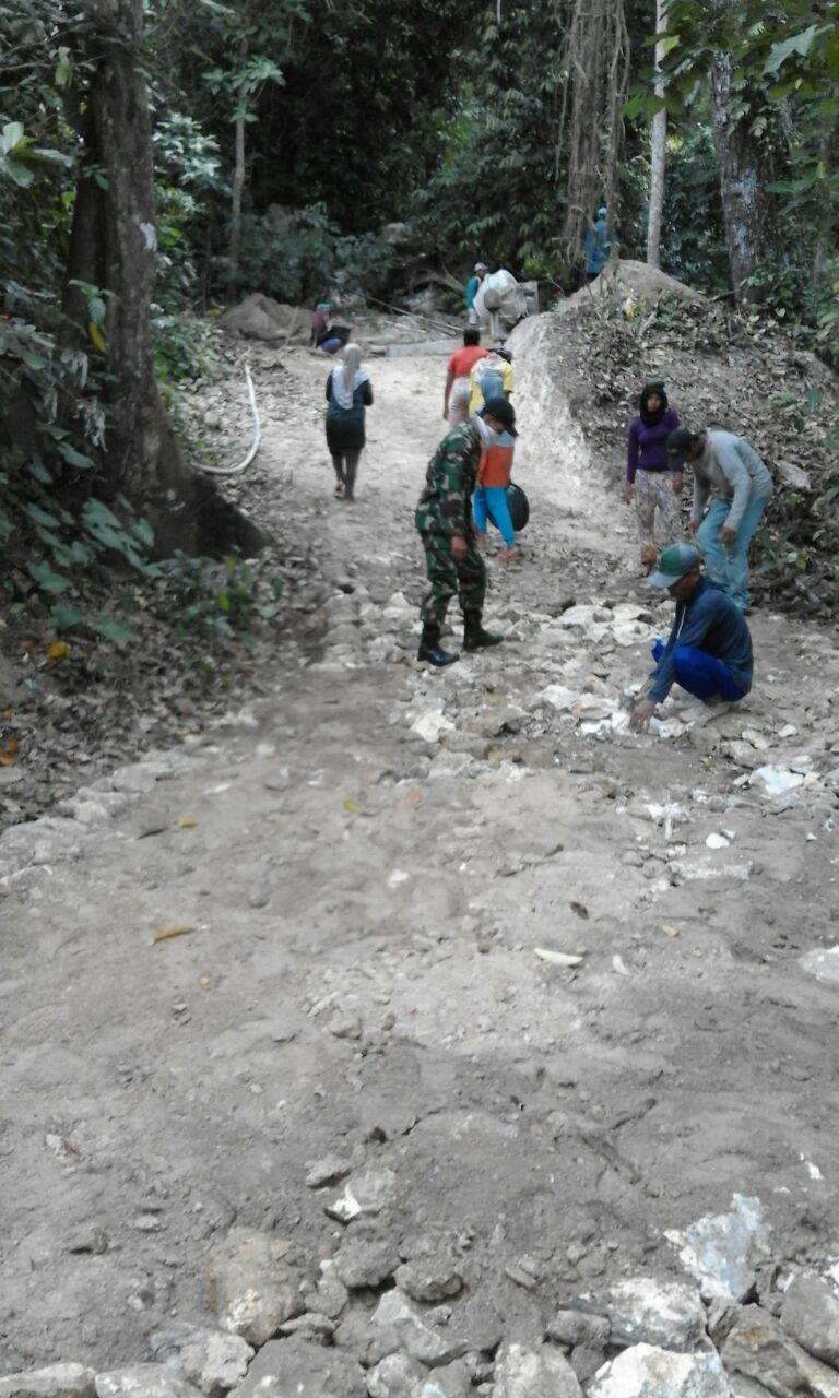 Babinsa Kangean Karya Bhkati Jalan Kampung