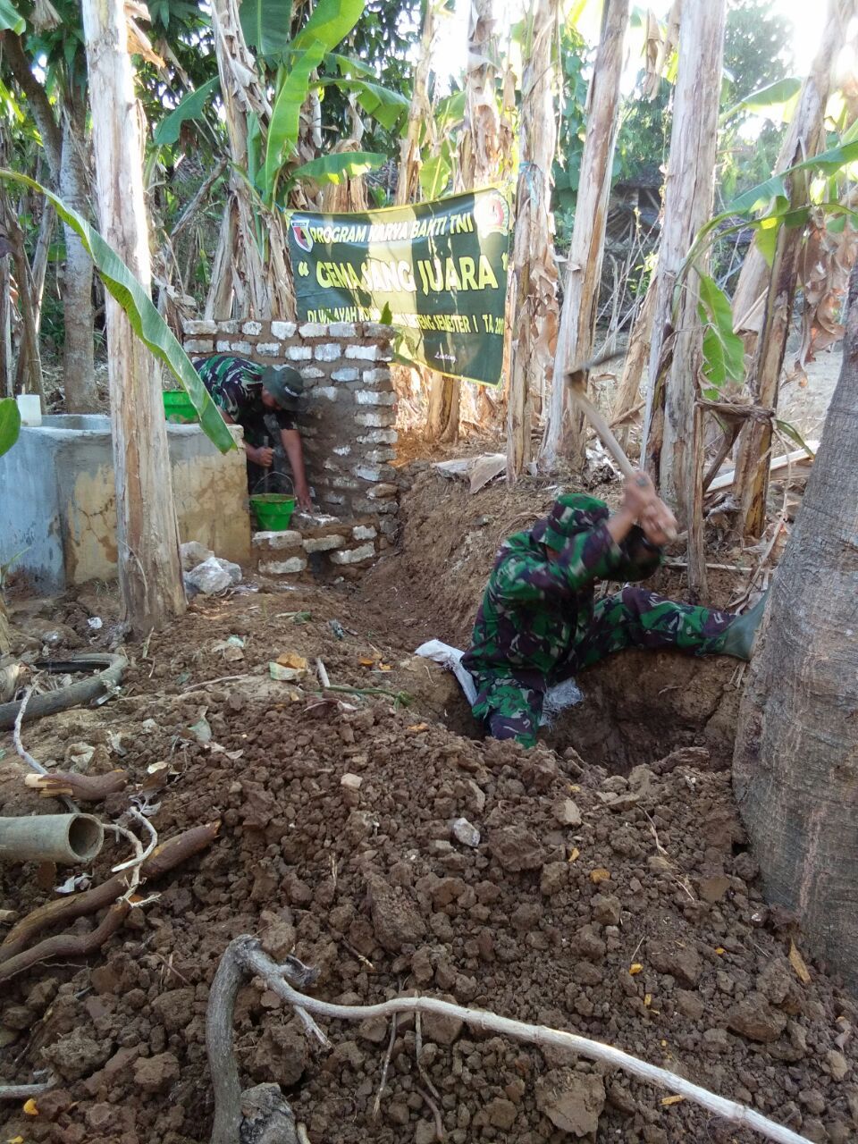 Warga Dusun Bilatompok Dapat Bantuan Jamban Dari Koramil Lenteng