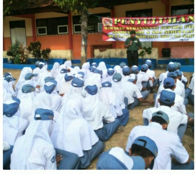 Tanamkan Jiwa Cinta Tanah Air,  Danramil Sapudi Beri Wasbang di SMA I Gayam