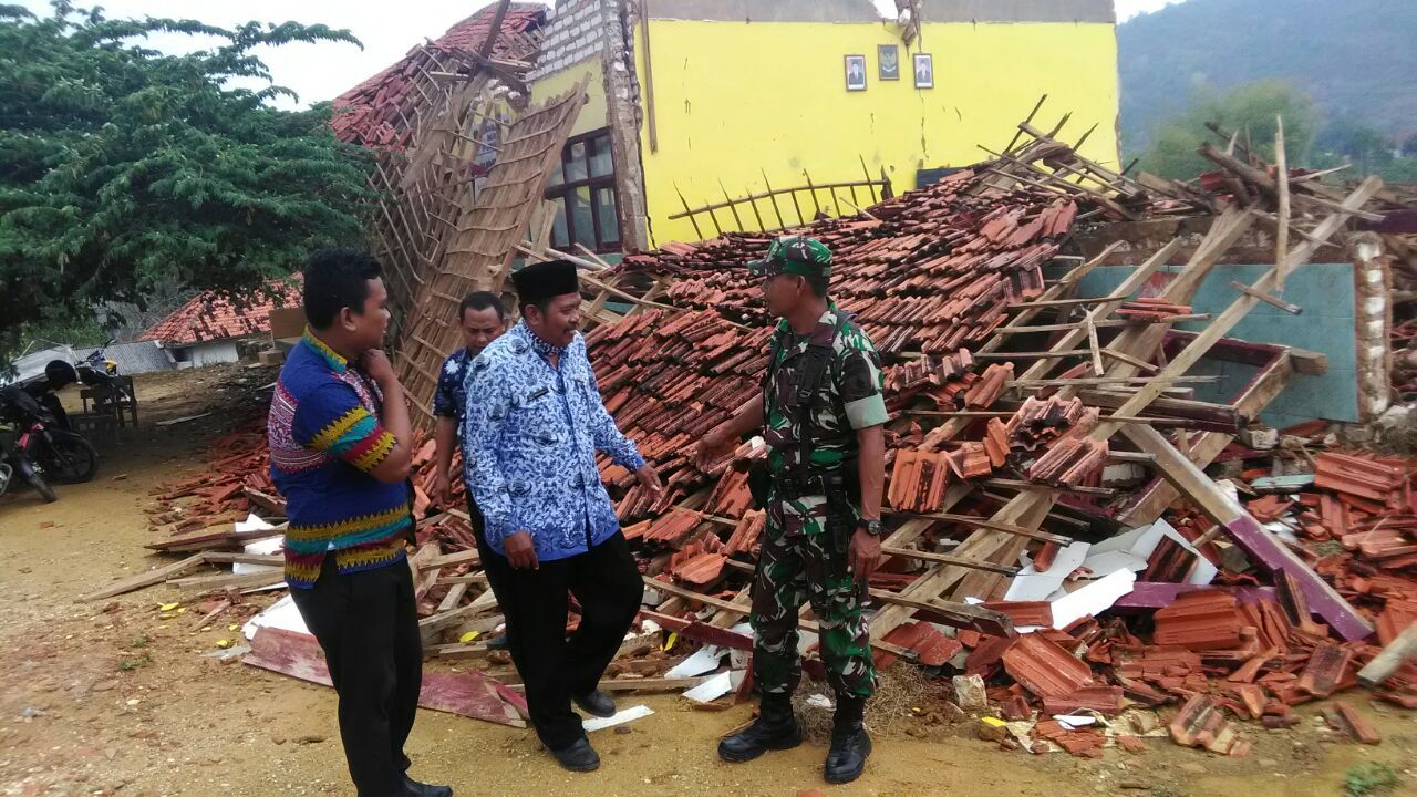 SDN 4 Mandala Rubaru Ambruk,KBM Lumpuh Total