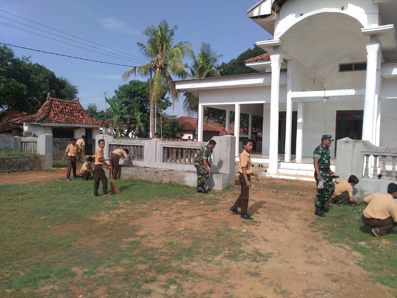 Koramil 0827 dan Anggota Pramuka SMPN 1 Ganding Karya Bhakti