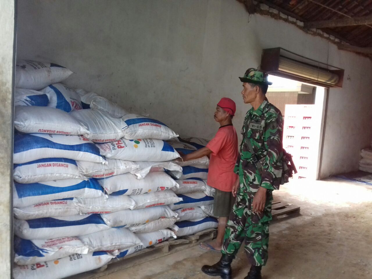 Babinsa Gendang Barat Sapudi Pantau  Pupuk Petani