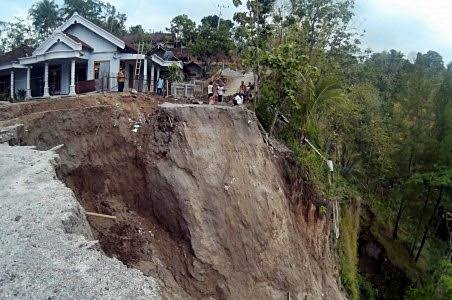 3 Warga Terkubur Longsor