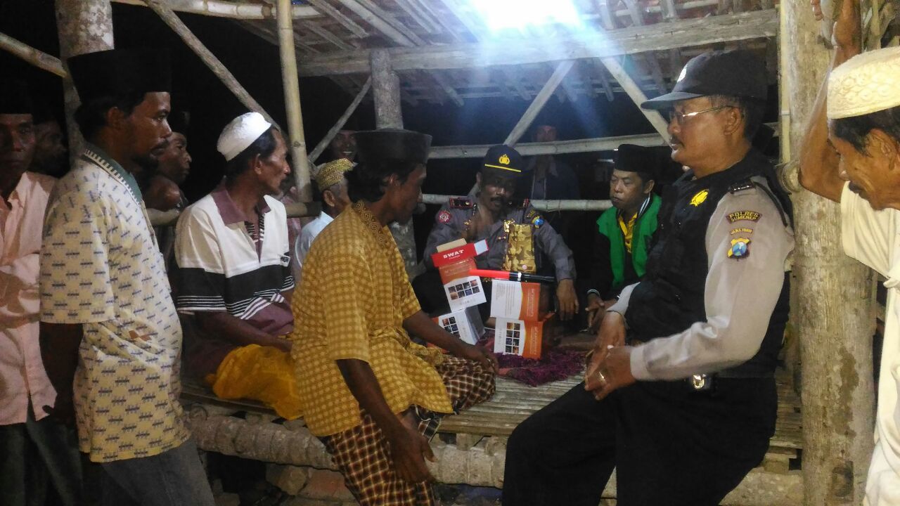 Kapolsek Guluk-Guluk Dampingi Bhabinkamtibmas Serahkan Sarana Kontak