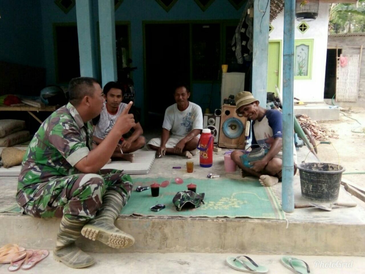Serda sumardi Babinsa Batu Putih Komsos Dengan Warga