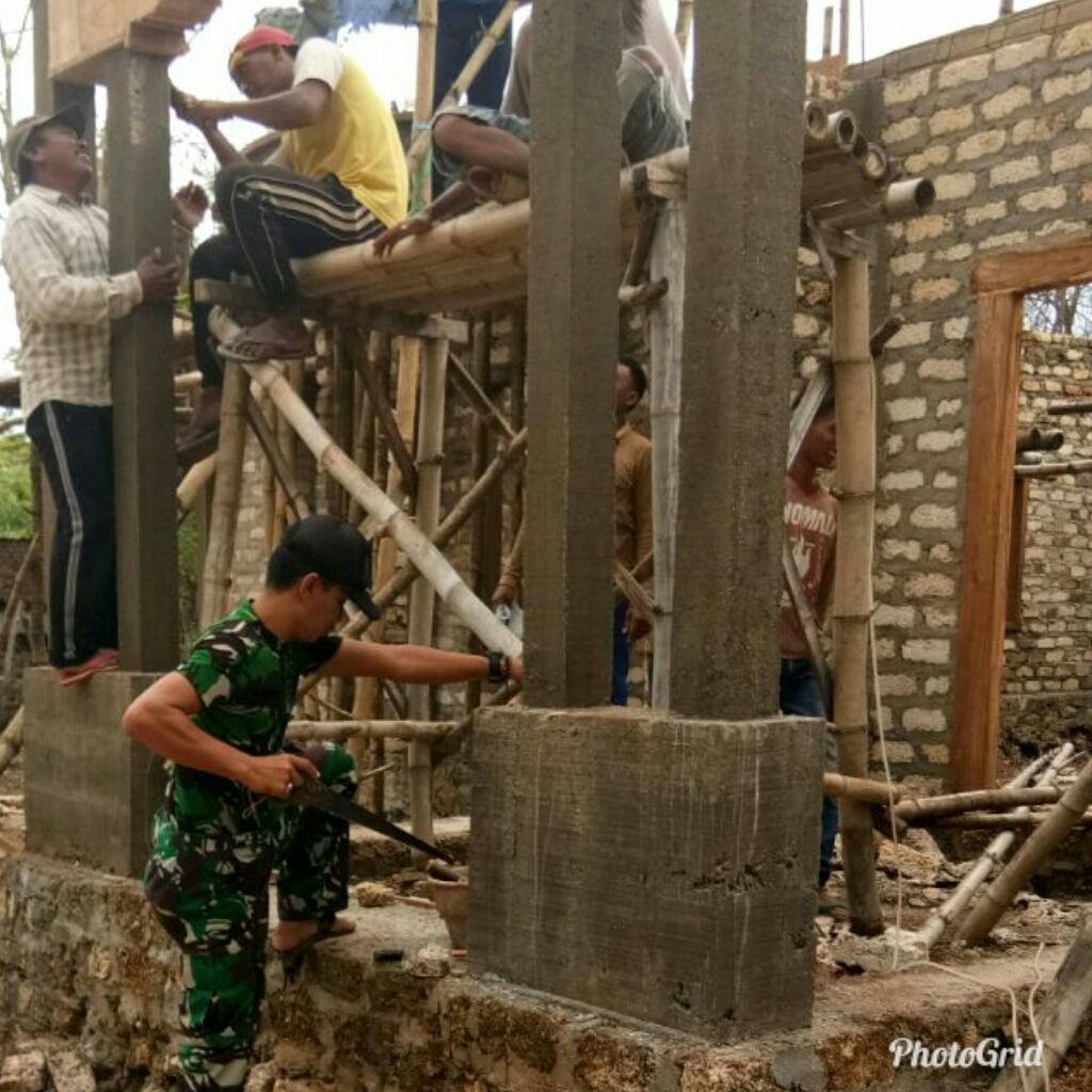 Babinsa Giligenting Koramil 0827/23 Peduli Gotong-royong Bantu Warganya