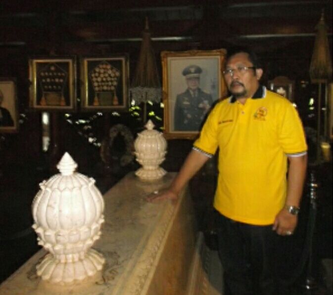 Menghargai Jasa Pahlawan :         Golkar Jatim Ziarah Makam Soeharto