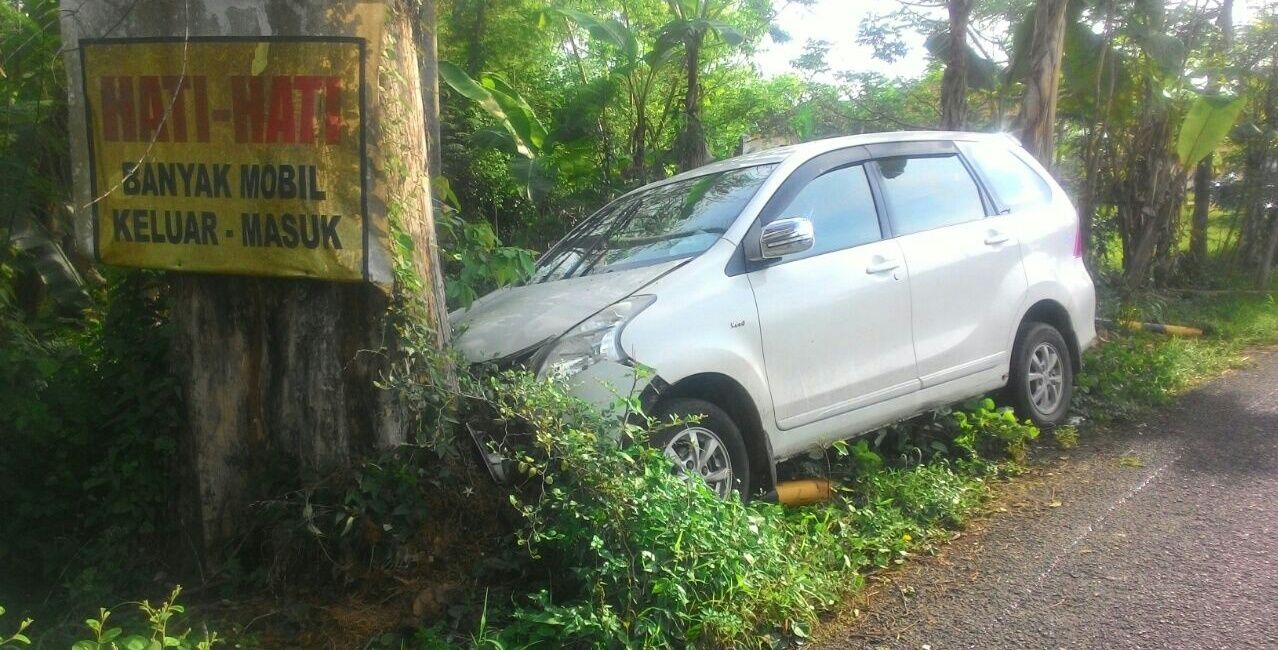 Mobil Avanza Nabrak Pohon Asam, Warga Ambunten Sekarat