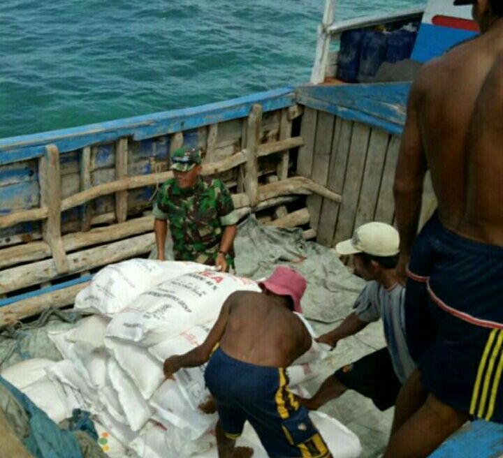 Babinsa Koramil Sapudi Kawal Pendistribusian Pupuk Bersubsidi
