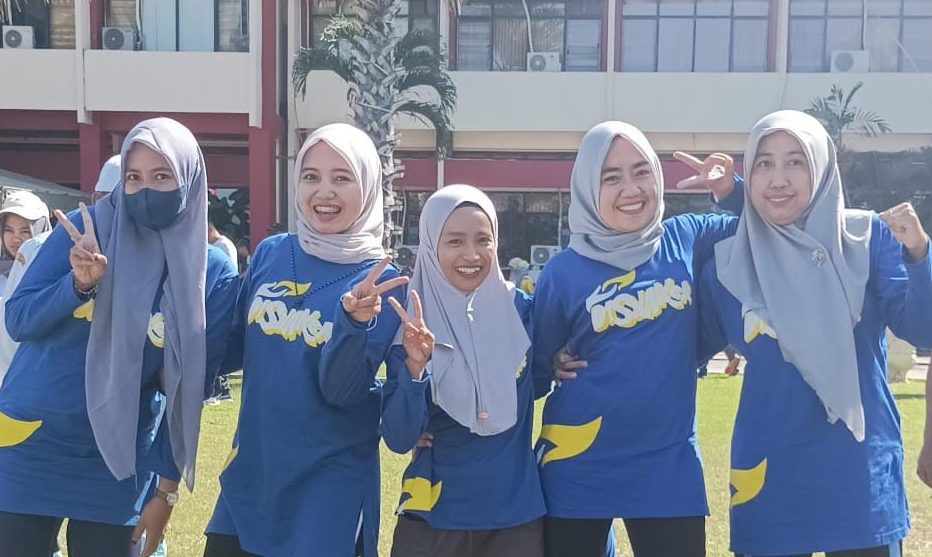 Gokil! Tim Disnaker Sumenep Kompak Banget, Juara I Lomba Jalan Terikat