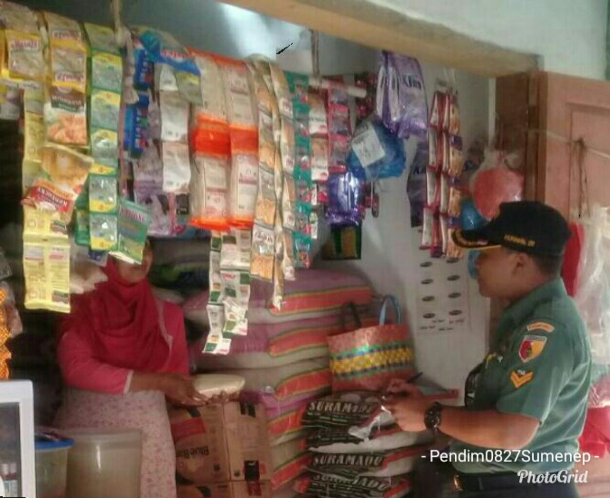 Tak Mau Kecolongan,Babinsa Sapudi Cek Harga Sembako Di Pasar Wilayah Binaan