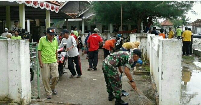 Koramil Kalianget bersama Masyarakat dan Aparat Desa Bersihkan Balai Desa