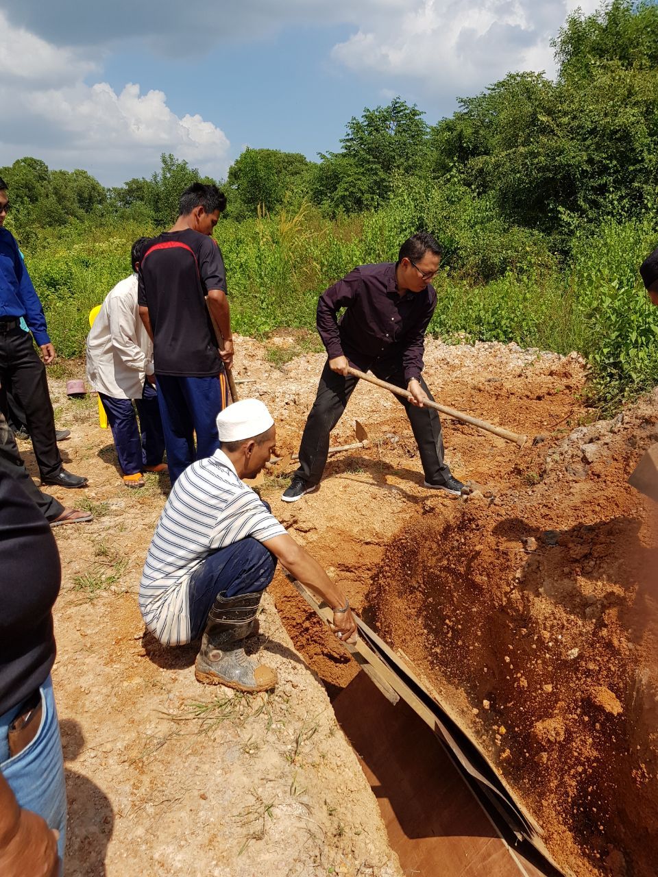 Senator Ahmad Nawardi Dampingi Proses Pemakaman TKI Korban Kebakaran di Malaysia
