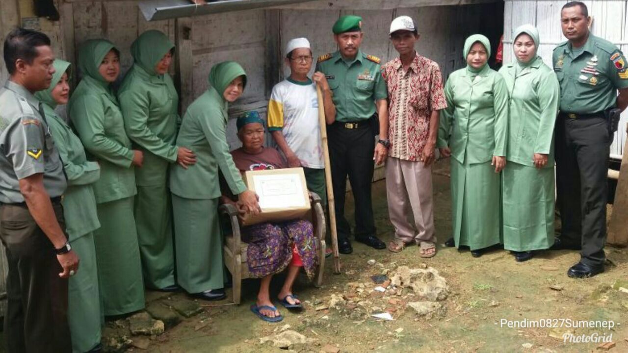 Danramil Rubaru beserta Ibu Persit (KCK) dan Anggota Bagi-Bagi Sembako
