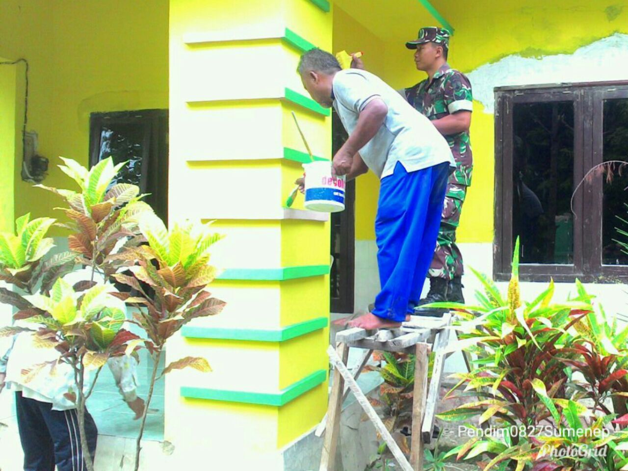 Babinsa Giligenting Bantu Pengecatan KUA