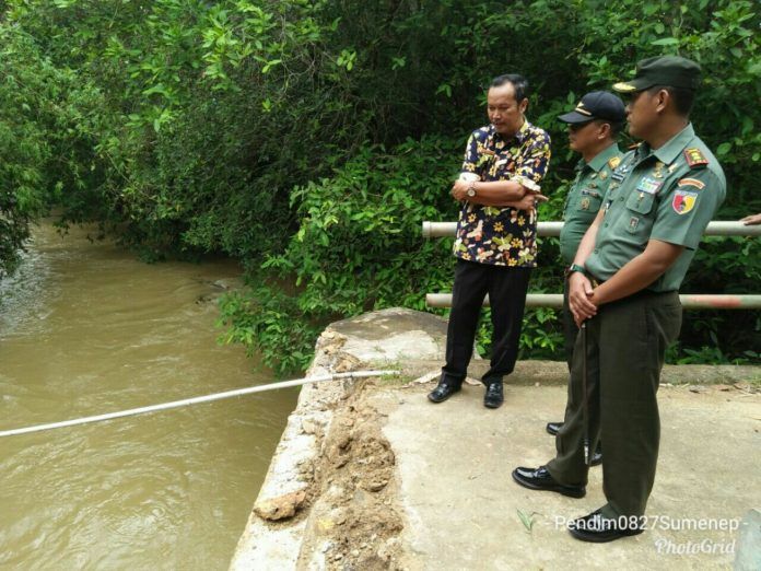 Prihatin Dengan Jembatan Yang Ambruk, Dandim Sumenep dan Ketua Persit (KCK) datangi Lokasi
