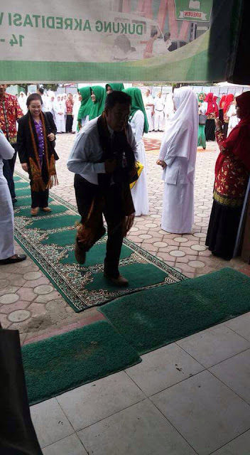 Astaghfirullah, Sajadah Dibuat Alas Kaki Menyambut Tim Akreditasi RSUD