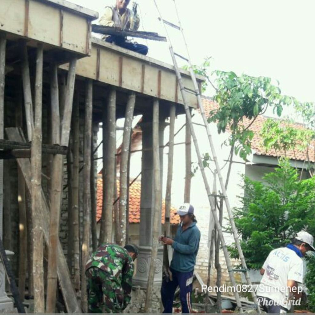 Babinsa Koramil 21/Ra’as Bantu Bapak Suyadi Bangun Rumah
