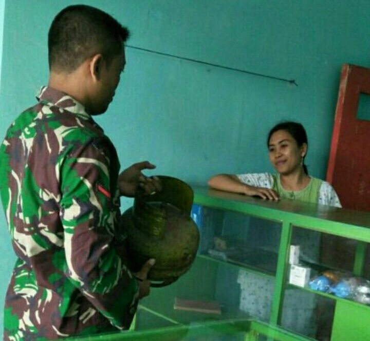 Antisipasi Kelangkaan Gas LPG 3 Kg, Babinsa Koramil Gapura Sidak di Kios Wilayah Binaan