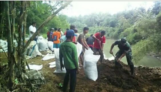 Koramil Majenang Sigab Atasi Tanggul Longsor