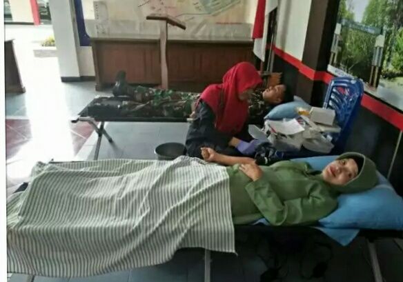 Babinsa Koramil 18/Cilacap Utara Beserta Anggota Persit Ikut Donor Darah