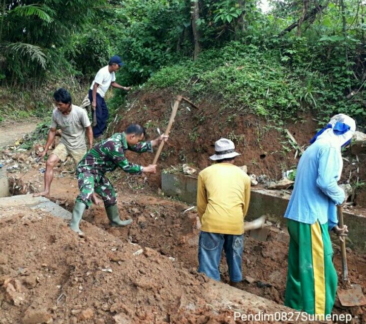 Babinsa Kangean Kerja Bakti Bersama Warga Wujudkan Kemanunggalan TNI
