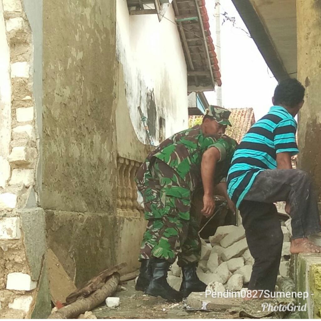 Anggota Koramil 10/Ambunten Bantu Warga Bersihkan Puing Puing Rumah